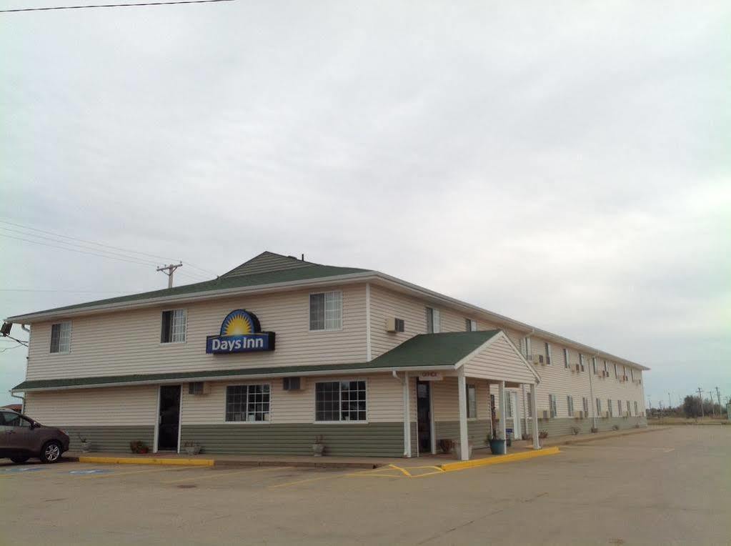 Days Inn By Wyndham Great Bend Exterior photo